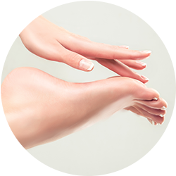 Beauté des pieds avec pose de vernis sei permanent et soin cvalluspeeling Bastia microneedling Queen & King